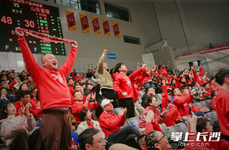 球迷为勇胜将士欢呼。