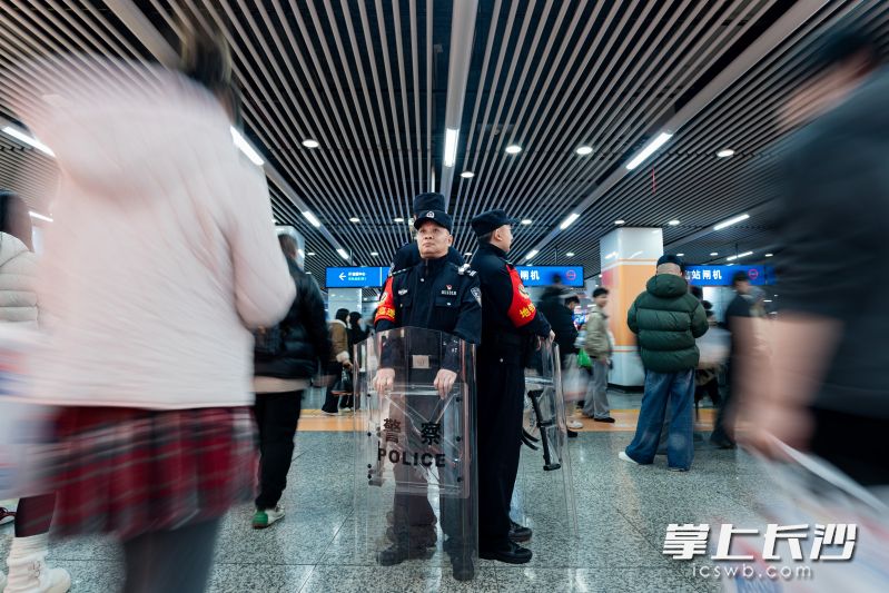 在地铁站里，长沙公安民警在执勤。