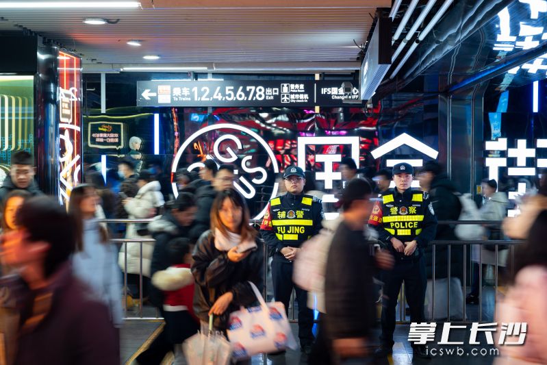 在长沙国金中心附近街面，长沙公安民辅警在执勤。