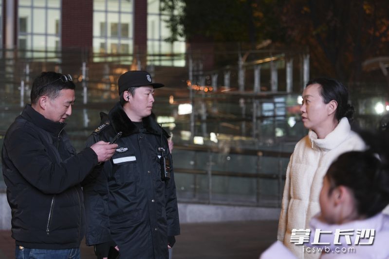 在橘子洲景区景警咨询服务点，警察为游客提供咨询服务。