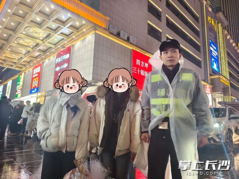 治安管理大队蒋柏恒与胡勇与姐妹俩合影。