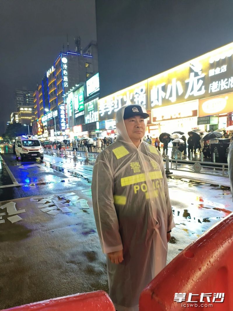 张铁强假日值守。 均为芙蓉公安供图