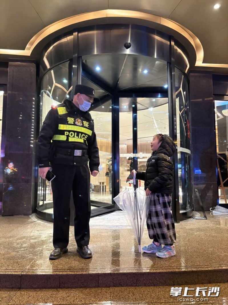 民警李正刚帮忙照看群众年幼的孩子。