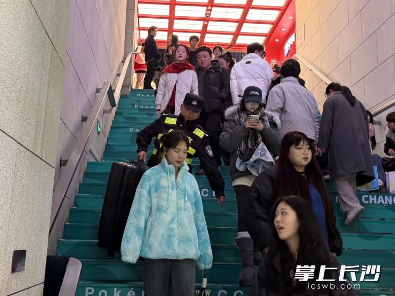 王志强帮群众拿行李。