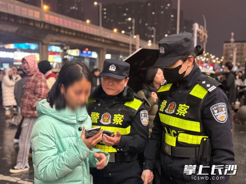 东屯渡派出所在万家丽广场帮助一名与家人走散的小朋友找到家人。