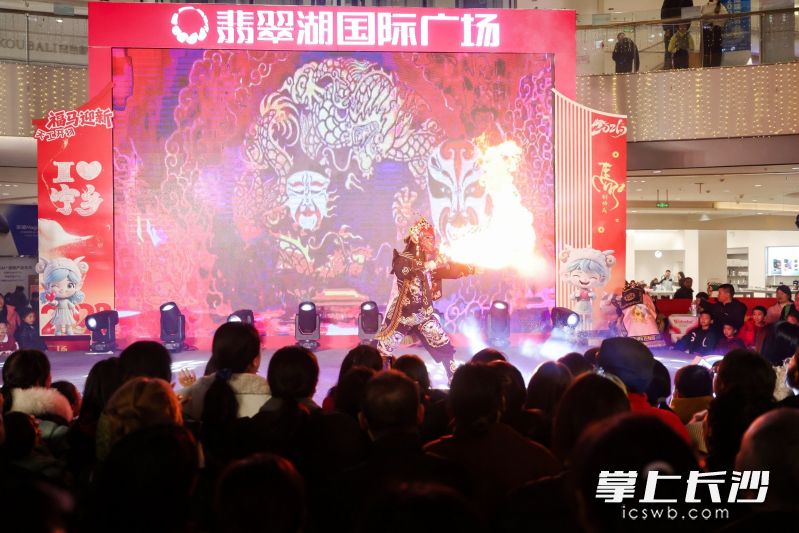 宁乡市以“天工开物 福马迎春”为主题，在翡翠湖国际商业广场成功举办了首届非遗文创新年集市活动。均为长沙晚报全媒体记者 张禹 通讯员 杨新春 摄影报道