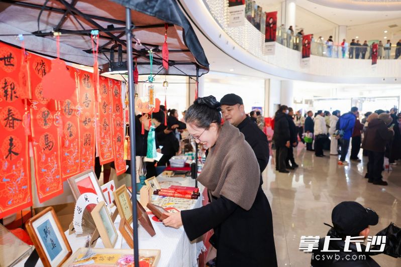 市民朋友开心选购文创产品。