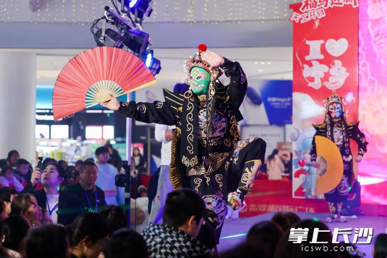 非遗代表性项目现场演示，受到市民朋友的热捧，也让非遗技艺从展柜走向市民生活。