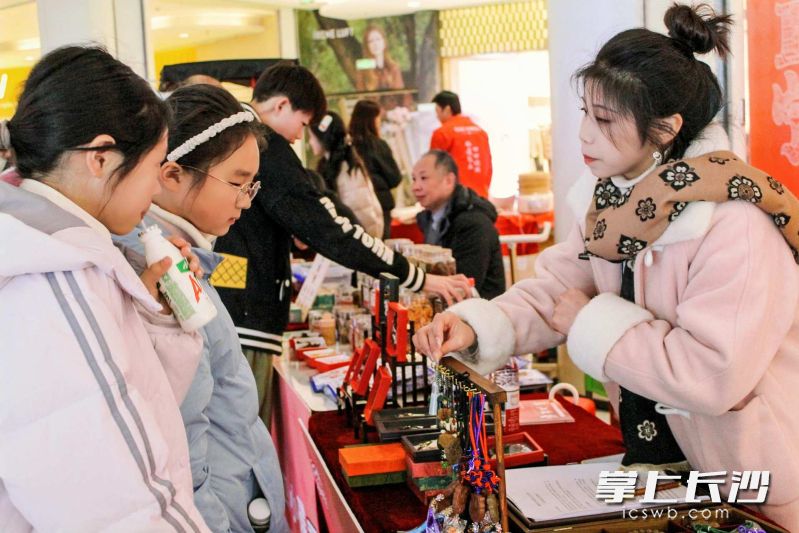 文创产品吸引了年轻人驻足购买。