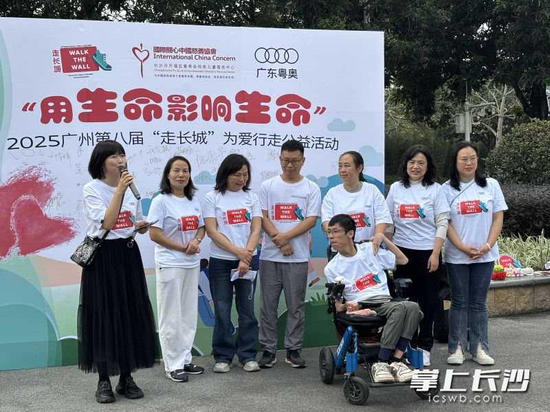 王释玉（前）受邀参加公益活动。