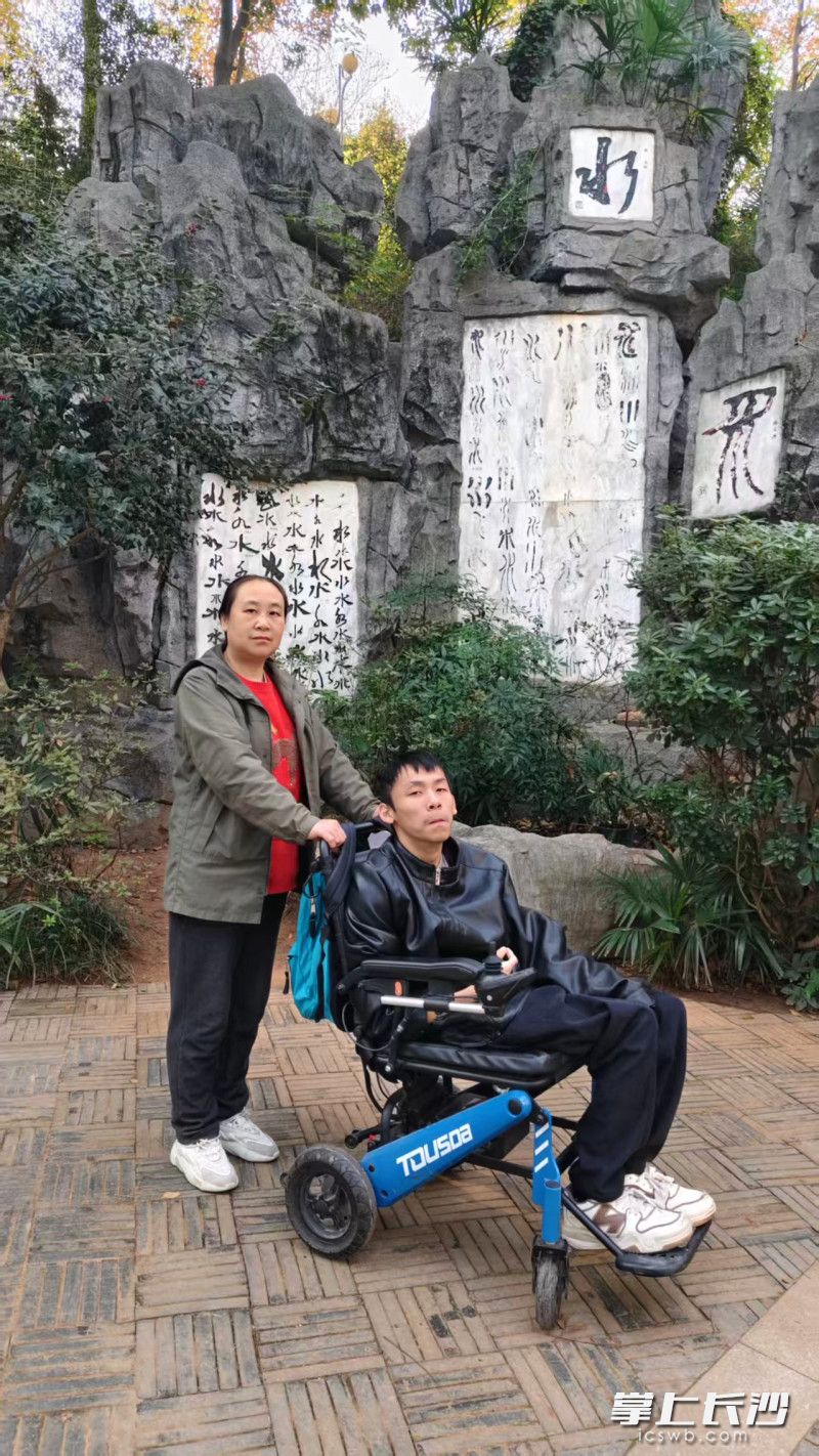 王释玉和母亲在一起。均为受访者供图