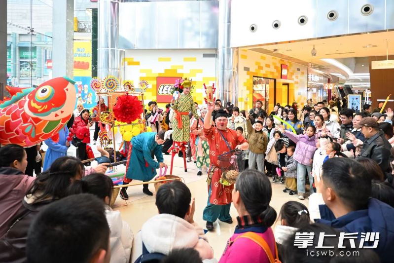 悦方IDMALL的“吉鲤巡游官送祝福”活动，拉满新年氛围感。