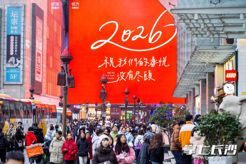 元旦假期，五一商圈迎来众多市民和游客。