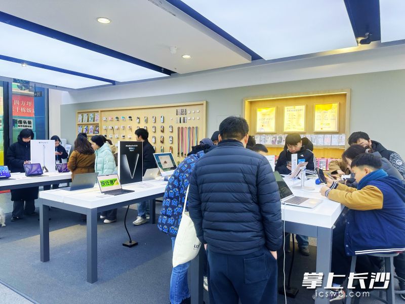 国补政策激励下，元旦期间湖南苏宁易购全省门店迎来新年首波消费高峰。