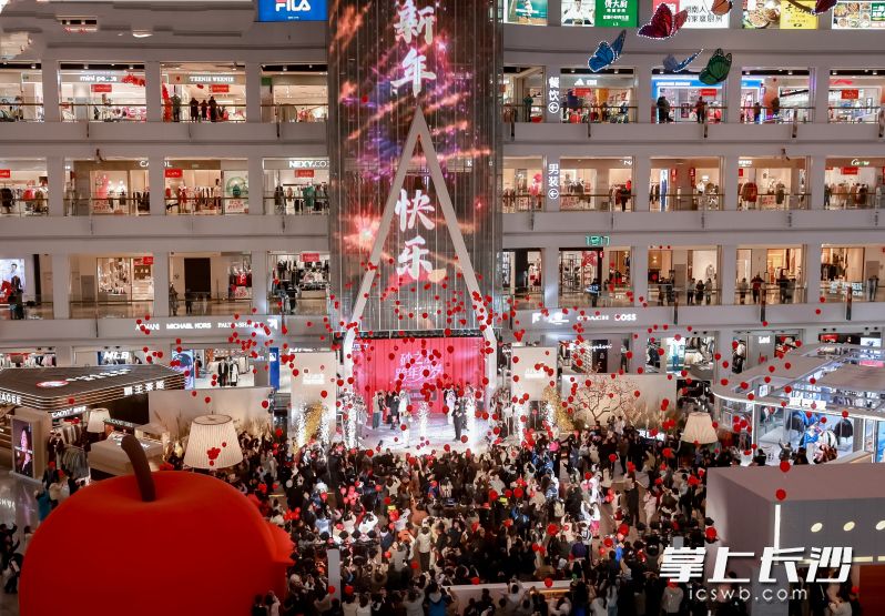 跨年时刻，众多市民在砂之船（长沙）奥特莱斯一起迎接新年。