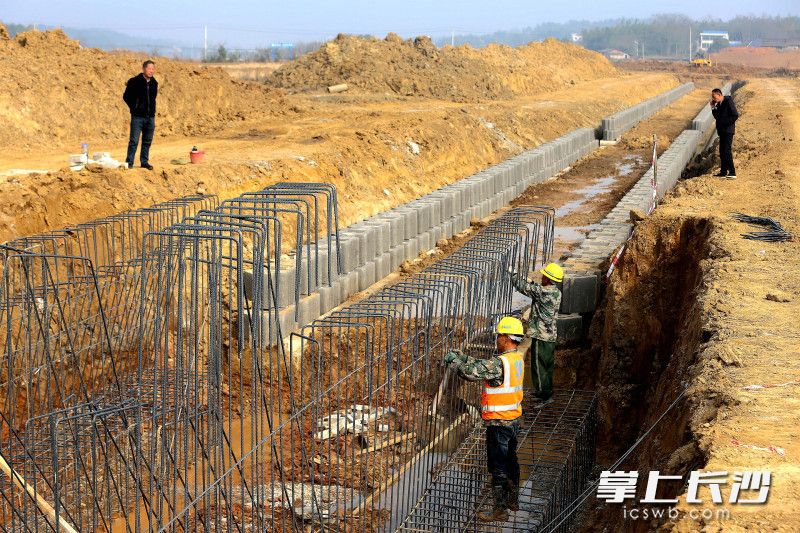 引水沟渠修砌同步进行。