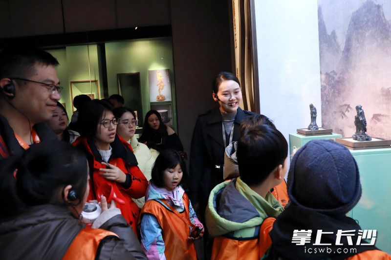 孩子们在省博物馆感悟自然奇石与人文巧工的完美融合。