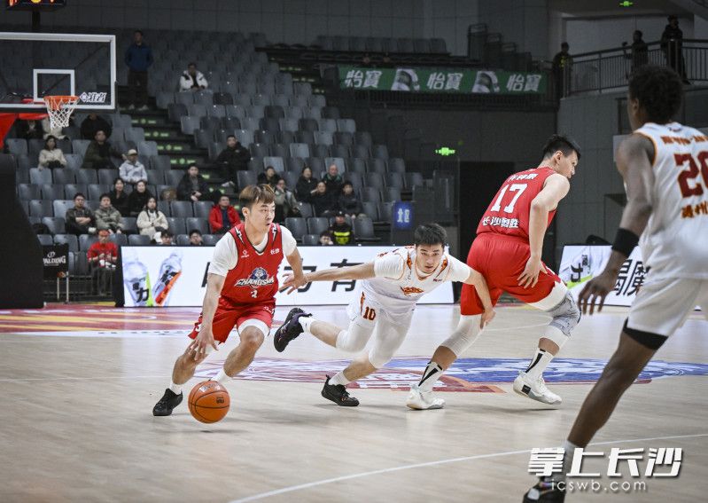 长沙勇胜球员邓愈鑫带球突破。 长沙勇胜球员邓愈鑫带球突破。