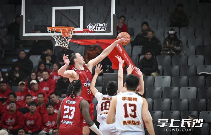 长沙勇胜外援齐默尔曼封盖。 长沙勇胜外援齐默尔曼封盖。