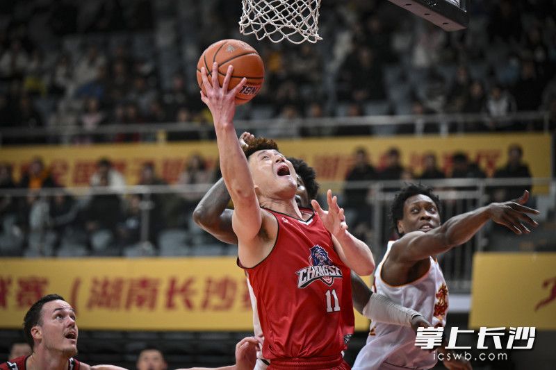 长沙勇胜队员上篮。 长沙勇胜队员上篮。
