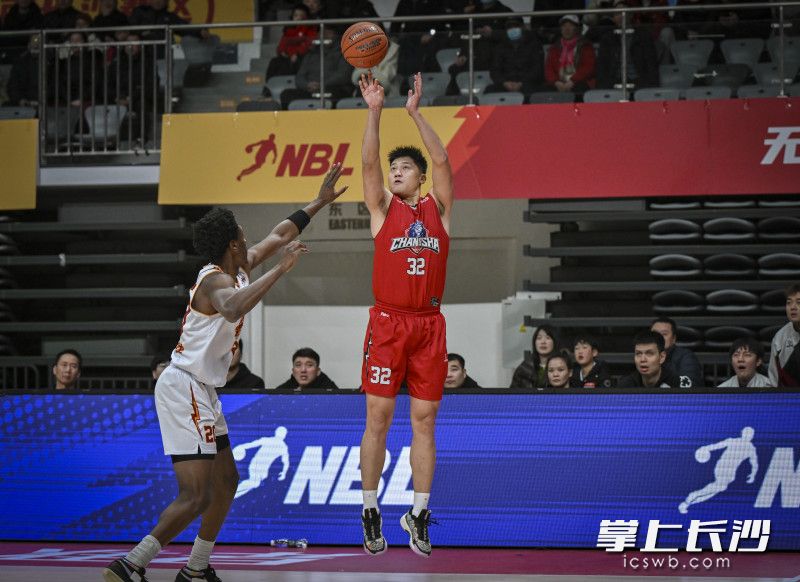 长沙勇胜外线三分。 长沙勇胜外线三分。