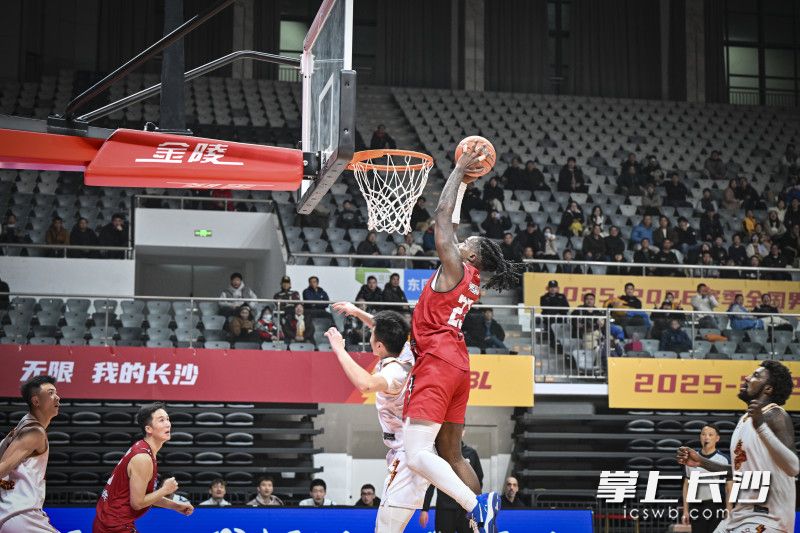 克罗斯双手补篮。 克罗斯双手补篮。