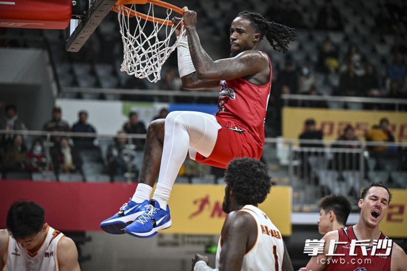 长沙勇胜外援克罗斯双手灌篮。 长沙勇胜外援克罗斯双手灌篮。