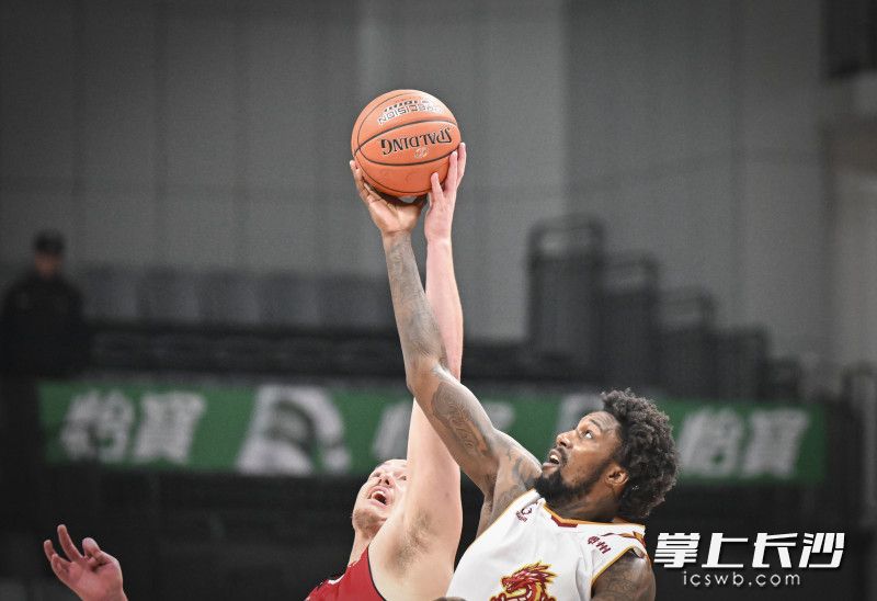 比赛跳球。 均为长沙晚报全媒体记者余劭劼摄 比赛跳球。 均为长沙晚报全媒体记者余劭劼摄