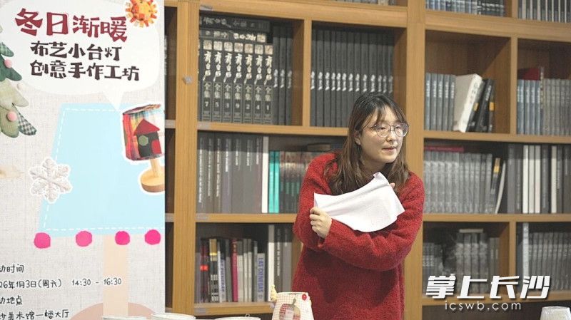 指导老师展示布料。