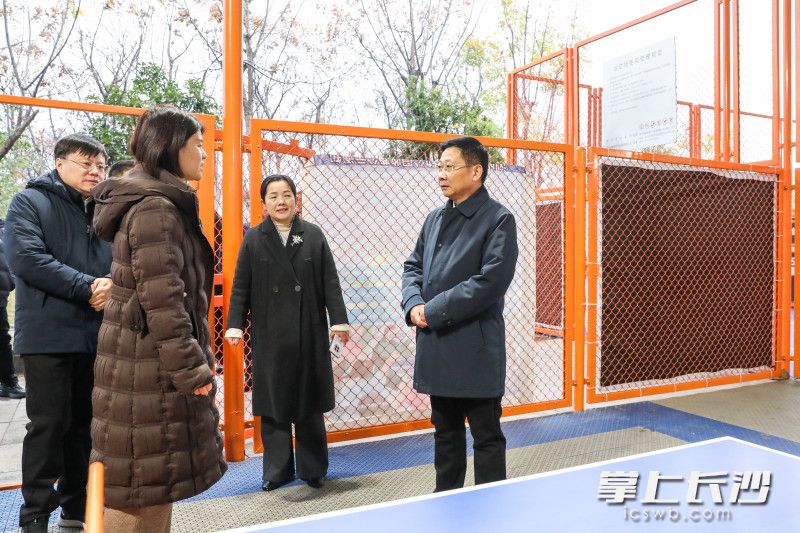 陈博彰在芙蓉区花侯路浏阳河桥下运动公园调研新改建群众运动空间情况。