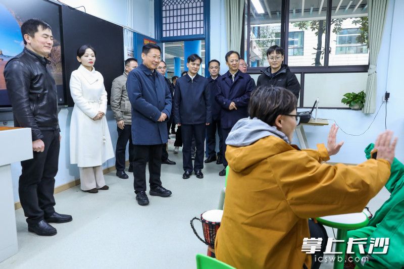 陈博彰在新竹小学调研“医教康融合”实验学校建设情况，与普特融合班的师生们交流。 均为长沙晚报全媒体记者 董阳 摄