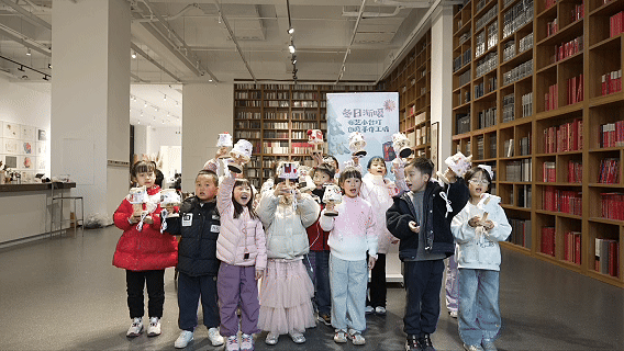孩子们展示制作成果——小台灯。均为长沙美术馆供图
