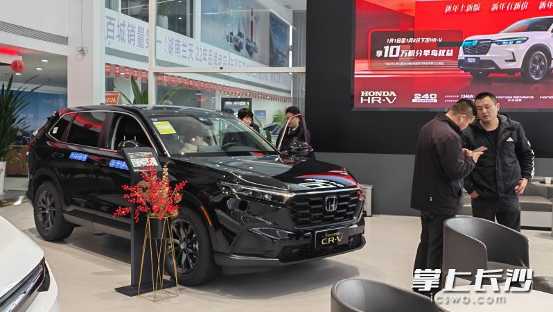 2026年汽车以旧换新政策实施后，多批客户来到汽车4S店换购。 长沙晚报全媒体记者 曹开阳 摄