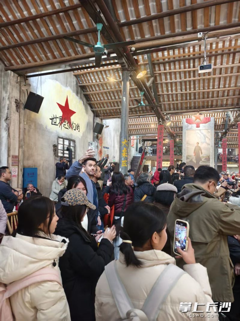 观众中不乏外国游客身影。 均为长沙晚报全媒体记者宁莎鸥摄 观众中不乏外国游客身影。 均为长沙晚报全媒体记者宁莎鸥摄