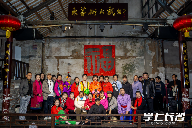 演员合影。 演员合影。