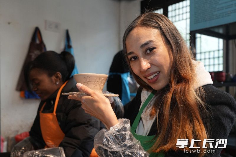 亲手体验制陶乐趣，成就感满满。