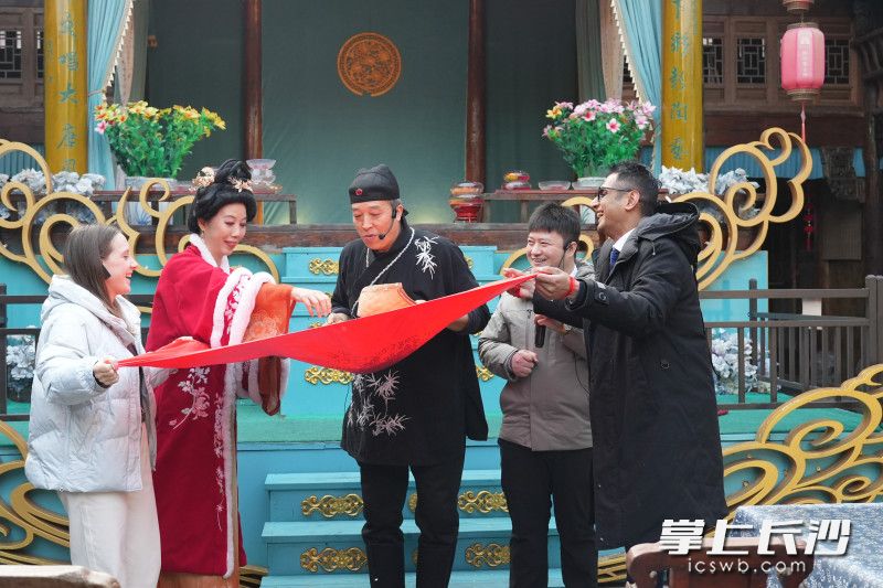 到听雨轩感受古彩戏法的魅力。