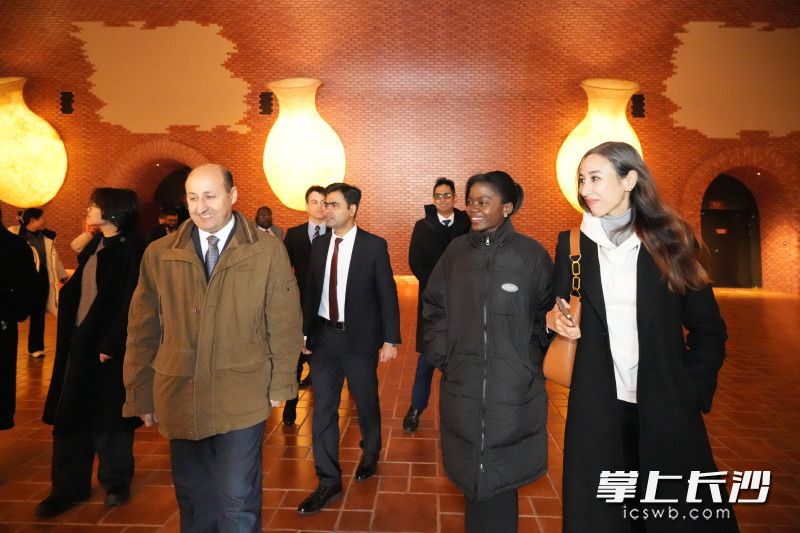 1月5日下午，外籍人才考察团走进铜官窑国风乐园，开启沉浸式文化体验之旅。