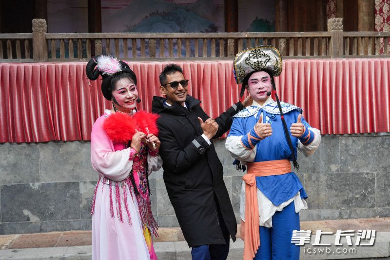 表演结束后，外籍人才和花鼓戏演员合影。