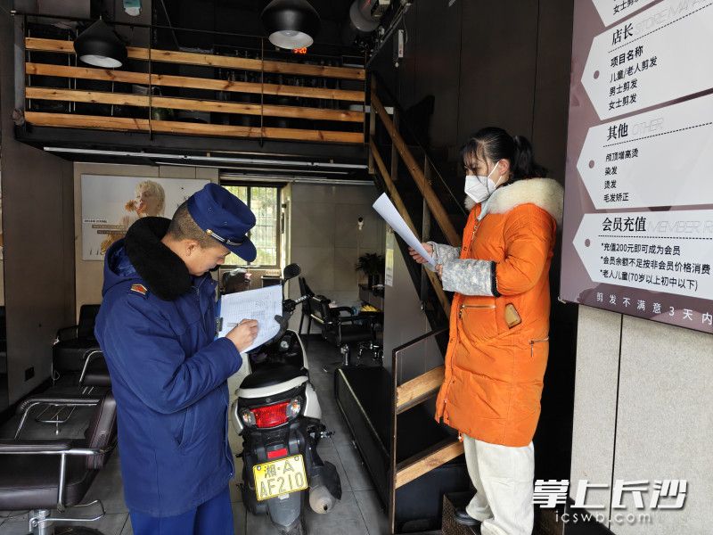 消防宣传员正在进行消防宣传。 长沙晚报通讯员 余娜娜 摄