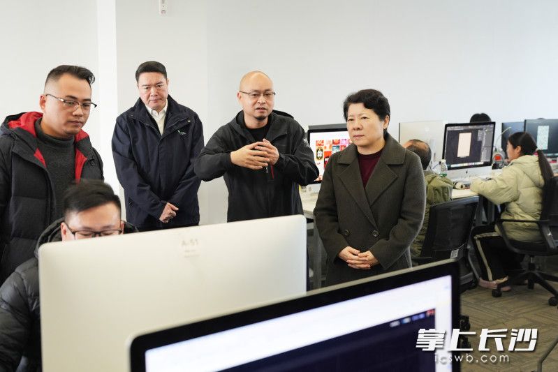 1月5日，省委常委、市委书记吴桂英深入园区企业、创新平台，专题调研人工智能产业发展情况，走进湖南云上栏山数据服务有限公司。