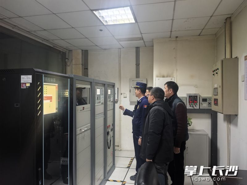 岳麓消防正在进行夜查。 长沙晚报通讯员 孙浩 摄
