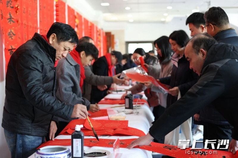 去年书法家手写春联现场。