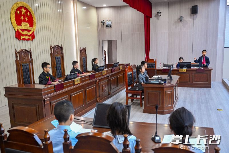 2025年5月27日,开福区新竹第二小学组织学生走进开福区人民法院,开展“防欺凌模拟法庭”实践活动。王志伟 摄 2025年5月27日,开福区新竹第二小学组织学生走进开福区人民法院,开展“防欺凌模拟法庭”实践活动。王志伟 摄