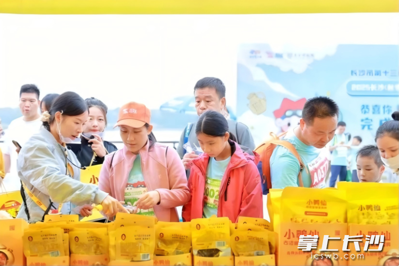 “小鸭仙”酱板鸭广受喜爱。 资料图片