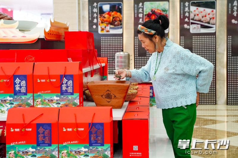 新聪厨开展工业旅游，将市民请进工厂了解预制湘菜生产工艺，体验不同的菜品。长沙晚报全媒体记者 刘晓敏 摄