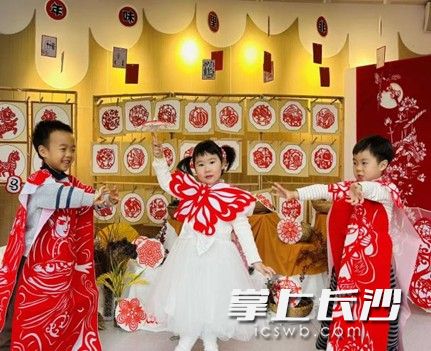 孩子们把刘丽华老师的剪纸作品穿在身上。 均为长沙晚报通讯员黄卫萍摄
