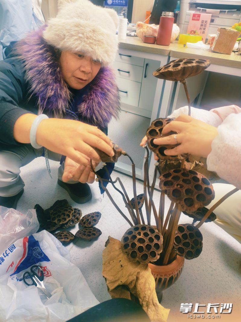 刘丽华带着园内老师一起用自然材料进行创作。