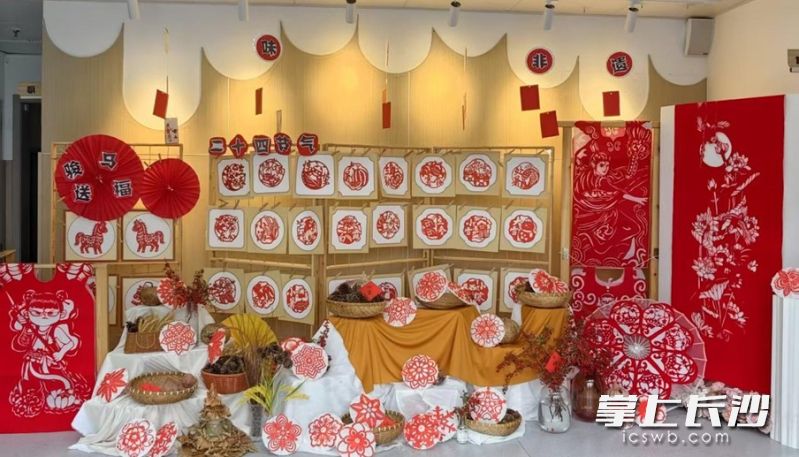 刘丽华与班级教师共同打造了大班课程《妙剪生花》。