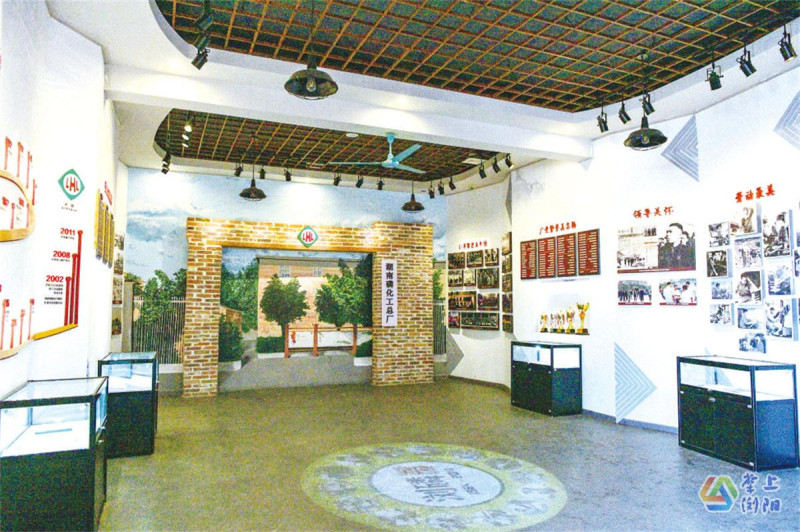 利用原有厂房打造的浏阳磷矿历史陈列馆，通过泛黄的实物、珍贵的影像，系统梳理并集中展现了浏阳磷矿的发展历程。